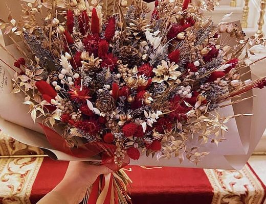 29a7fcbf7e0f642ac66b333dda0691df Яркий букет из сухоцветов с золотыми акцентами.