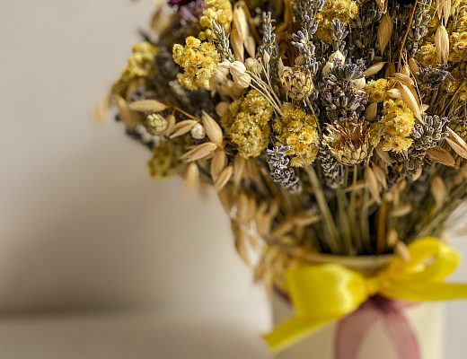 56c1f21bd7605be0a10b84c138b2691d Состав и описание шляпной коробки из сухоцветов.