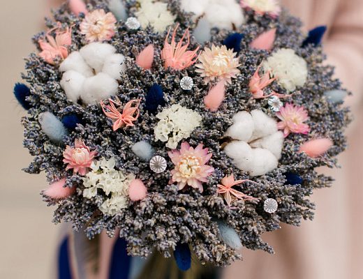 68dc465280bd067effded3c276fafbc5 Букет из сухоцветов с синими и голубыми акцентами.