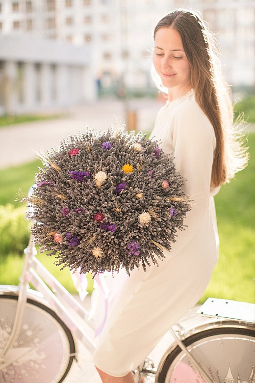 Фото большого букета из сухоцветов с лавандой 
