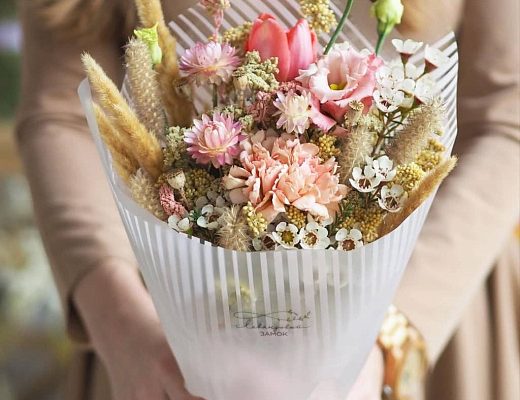 cf7cccf6b36952571a792519b28bb947 Букет из сухоцветов в сочетании с живыми цветами.