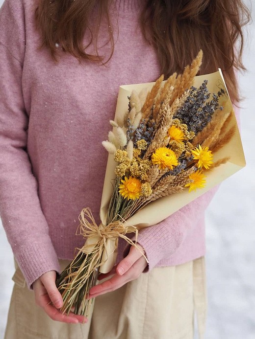 Ароматный весенний букет из сухоцветов с гелихризумом.