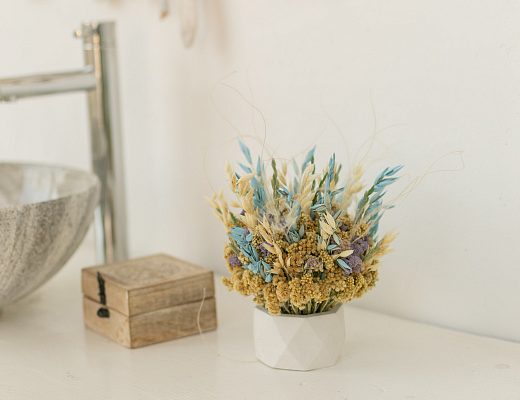 Фото композиции из сухоцветов в интерьер