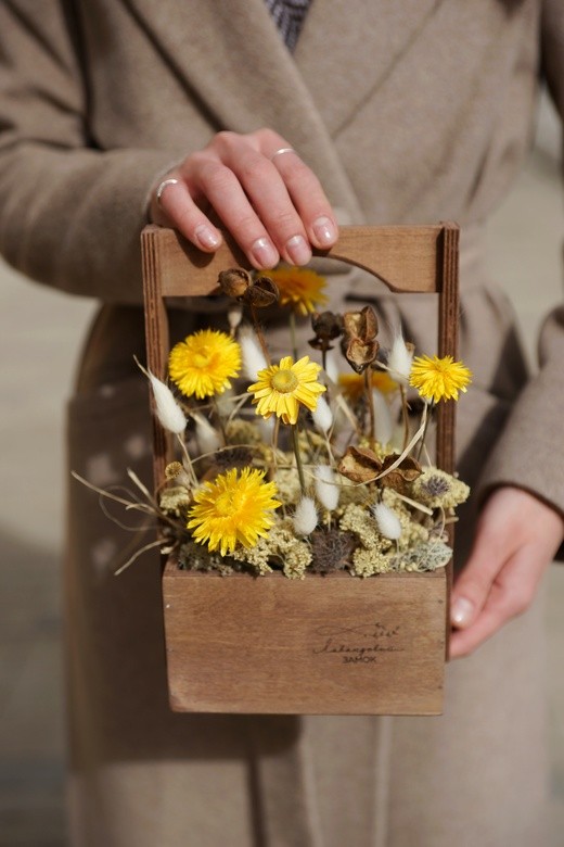 фото сухоцветов в деревянном кашпо