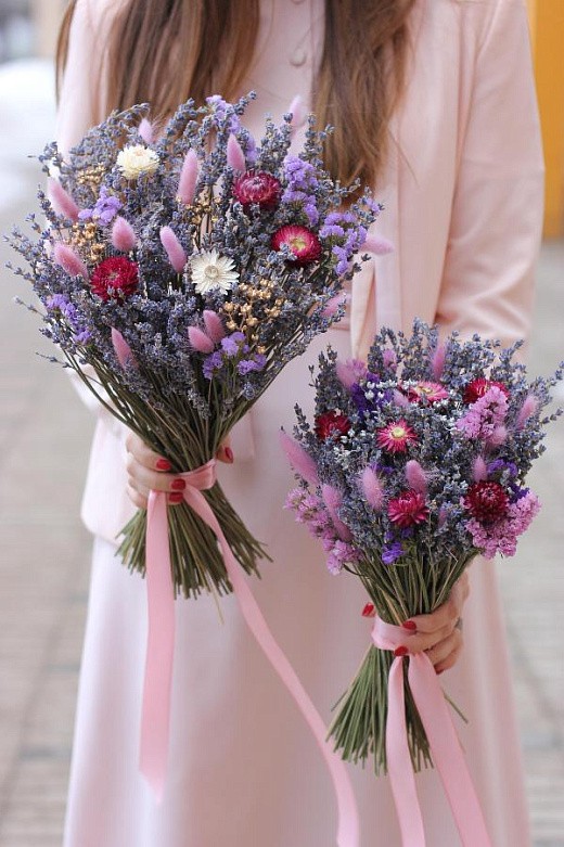 Раскидистый букет с лавандином и рутой.