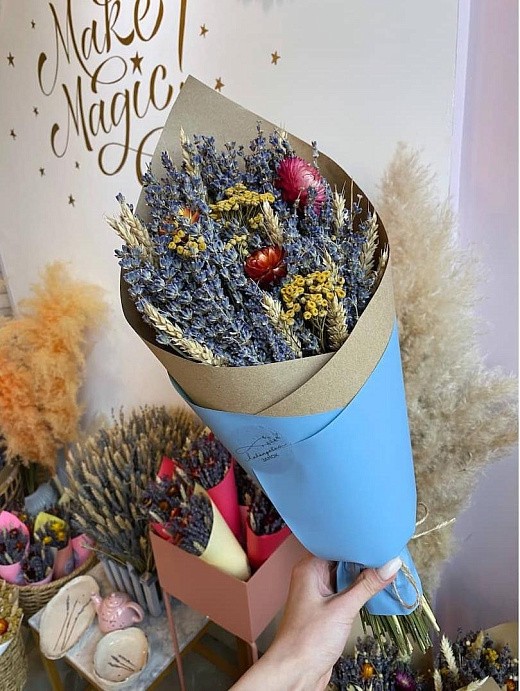 фото букета из сухоцветов в крафте 