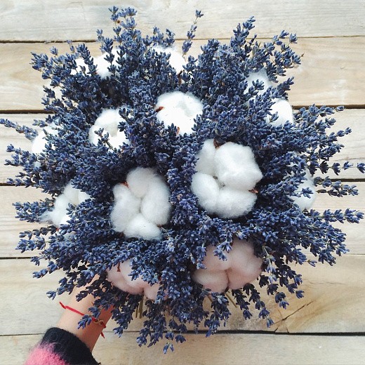 фото букета из сухоцветов с хлоаком в подарок