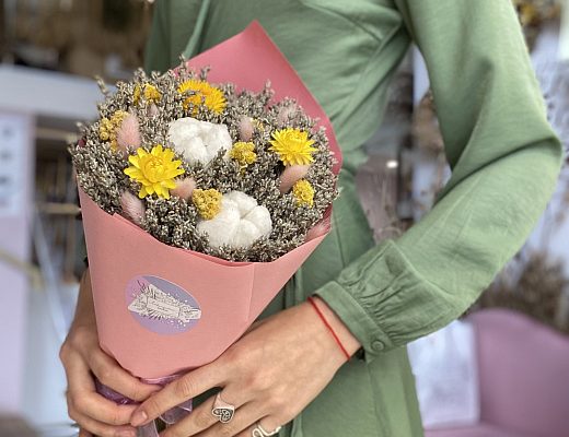 Букет с белым лавандином и хлопком