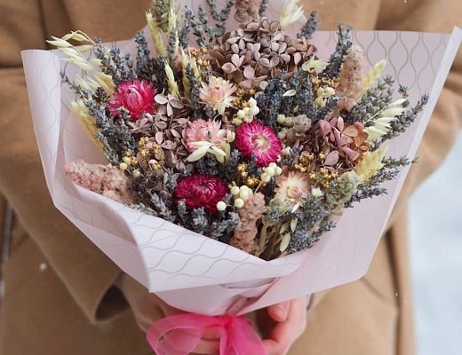 009639b3fd1f665f70405c5c3ce6215f Букет из лавандина и гелихризумов в интерьер.