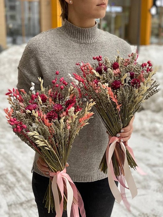 Фото букета из сухоцветов с шишками в интерьер. 