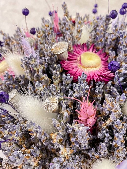 Фото яркой композиции из лаванды в интерьер. 