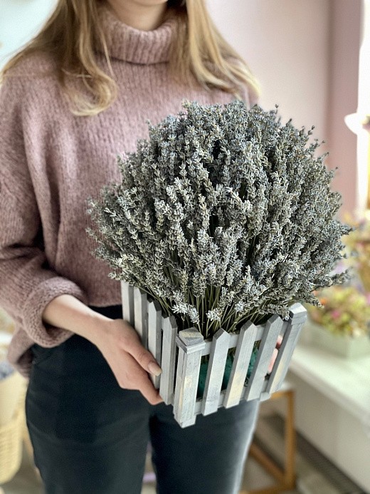 Фото композиции из сухоцветов в деревянном кашпо в интерьер. 