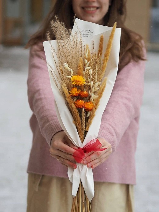 Фото букета из сухоцветов в инетрер. 