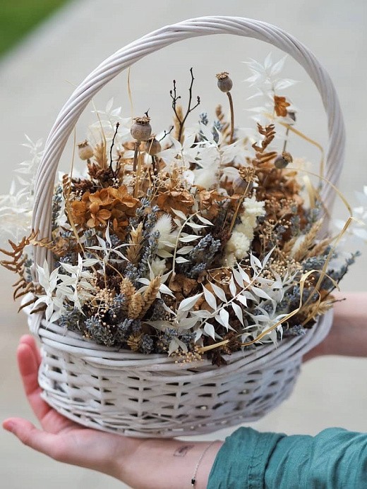 Фото сухоцветов в плетеной корзине. 