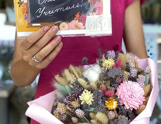 buket dlya uchitelya iz sukhotsvetov i otkrytka spasibo uchitel Какой букет подарить учителю?