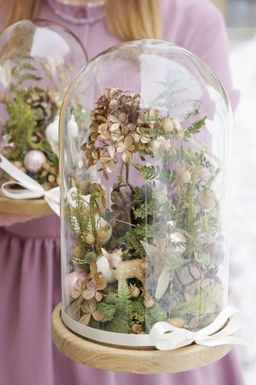 Фото стеклянного клоша из сухоцветов. 