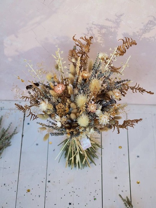 Фото букета из сухоцветов в натуральном стиле в интерьер. 