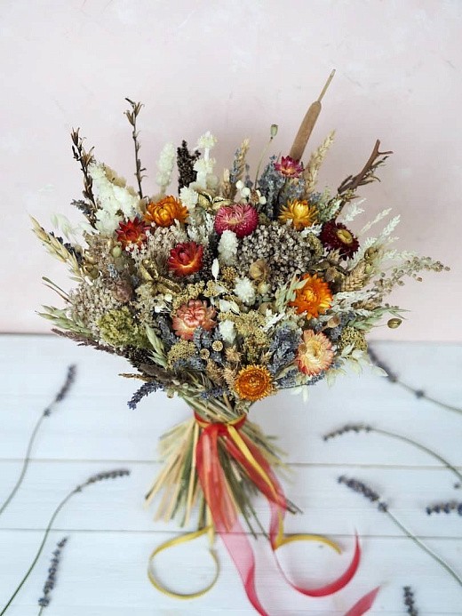 Фото яркого букета из сухоцветов в интерьер. 