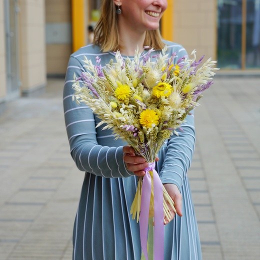 Фото яркого букета из овса и гелихризумов в подарок. 
