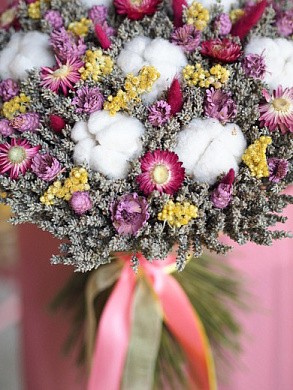 Фото яркого букета из сухоцветов в интерьер. 