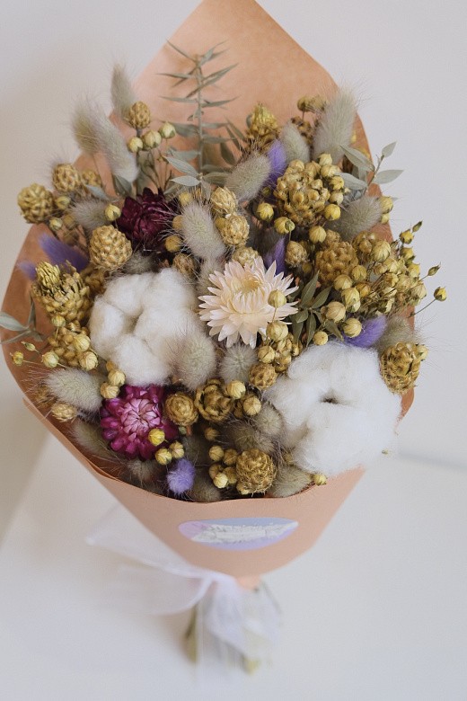 Фото яркого букета из сухоцветов в интерьер. 