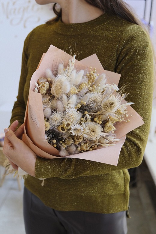 Фото яркого букета из сухоцветов в интерьер. 