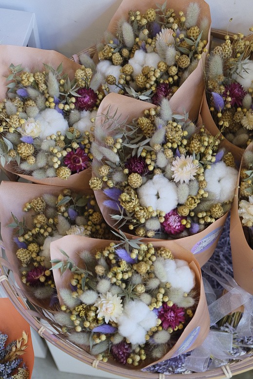 Фото яркого букета из сухоцветов в подарок. 