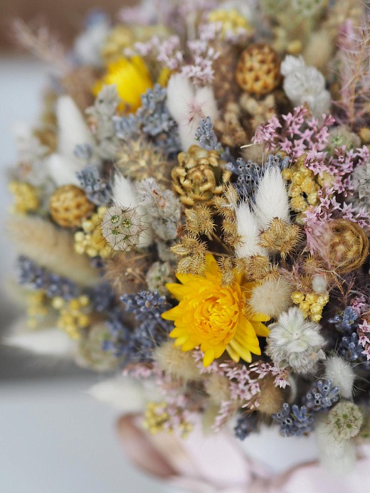 Фото яркой композиции из сухоцветов в подарок. 