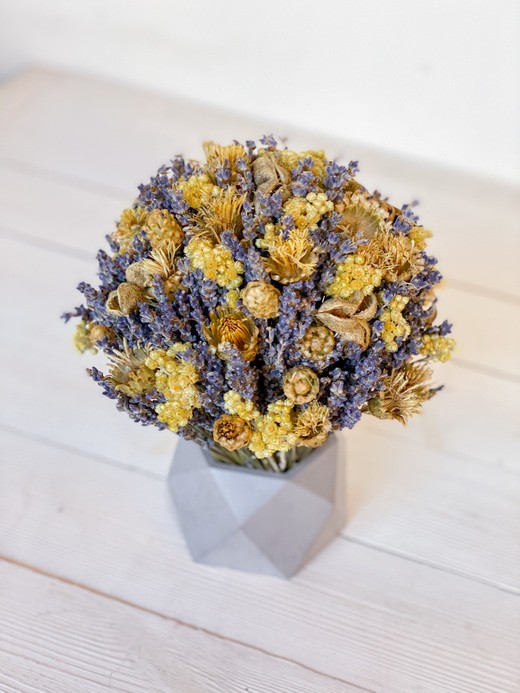 Фото яркой композиции из сухоцветов в интерьер. 