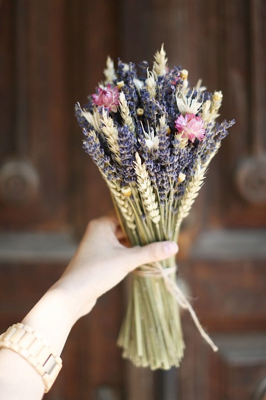 Фото нежного букета из сухоцветов в интерьер. 