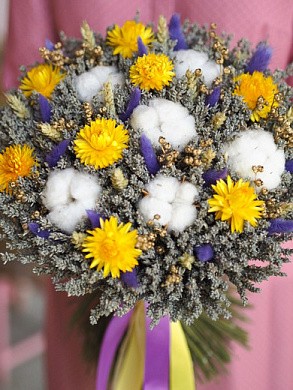 Фото яркого букета из сухоцветов с хлопком в интерьер. 