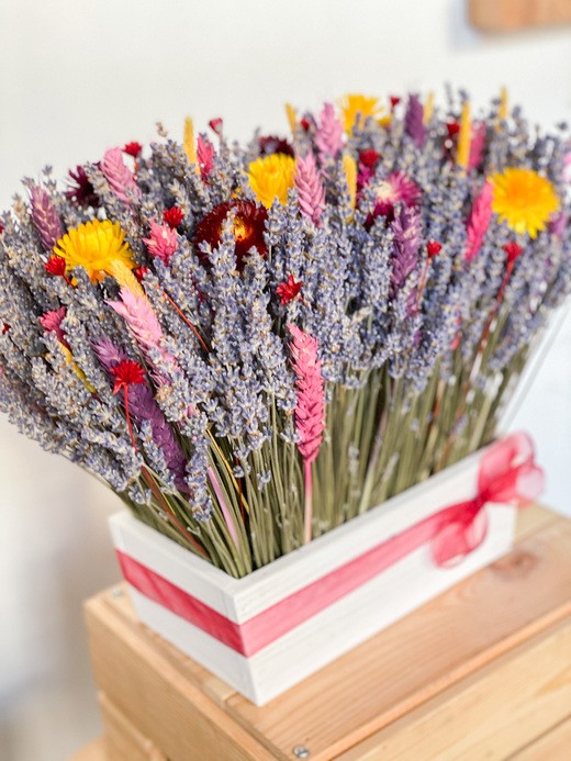 Яркая композиция из сухоцветов с лавандином и пшеницей в деревянном кашпо.