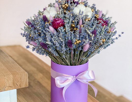 42fda3f846500cf4abadd31fac6d6929 Описание и размеры композиции из сухоцветов в шляпной коробке.