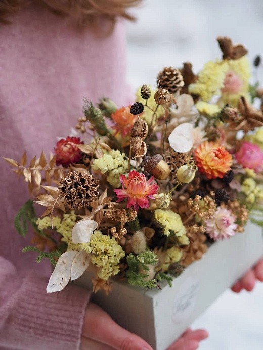 Фото яркой новогодней композиции из сухоцветов. 