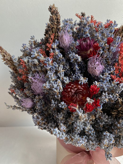 Фото яркой композиции из сухоцветов в подарок. 