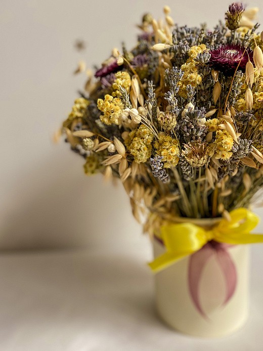 Фото яркой композиции из сухоцветов в шляпной коробке в интерьер. 