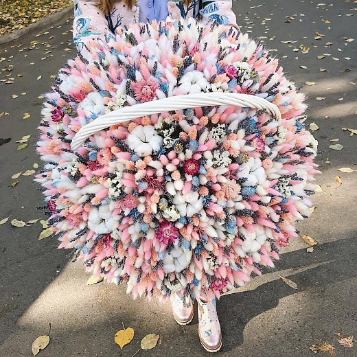 Фото яркой большой корзины из сухоцветов в подарок. 