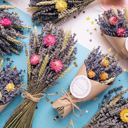 Фото яркой композиции из сухоцветов. 