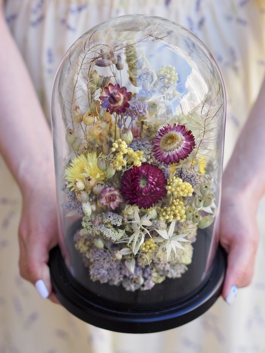 Фото яркого клоша с сухоцветами в интерьер. 