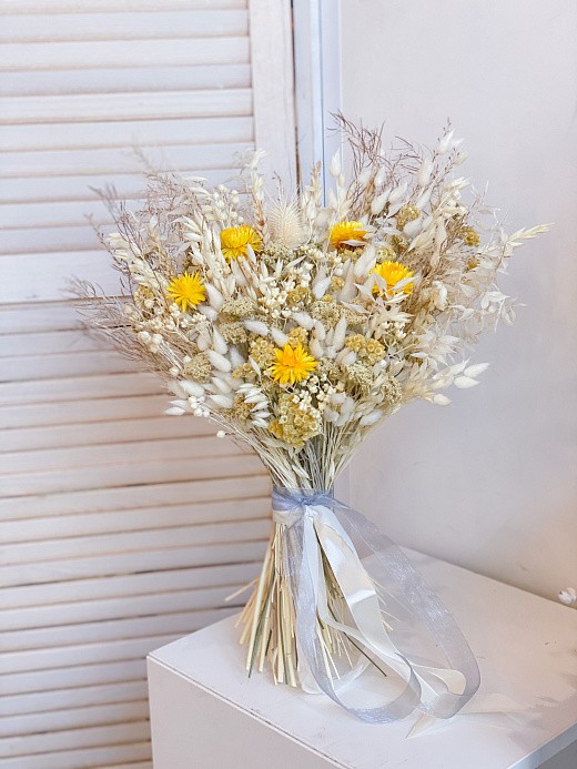 Фото яркого букета из сухоцветов в интерьер. 