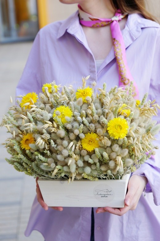 Фото яркой композиции из сухоцветов в интерьер. 