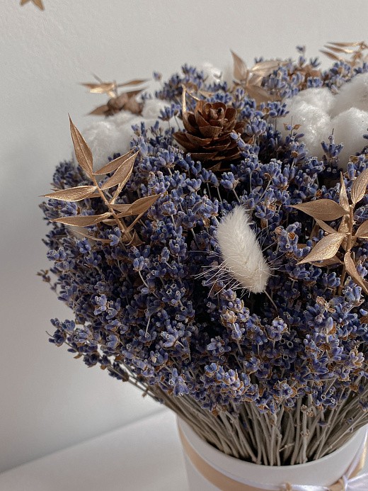 Фото композиции из сухоцветов в шляпной коробке в подарок. 