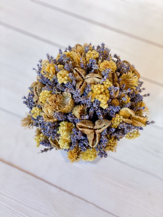 Фото композиции из лаванды в бетонном кашпо в интерьер. 