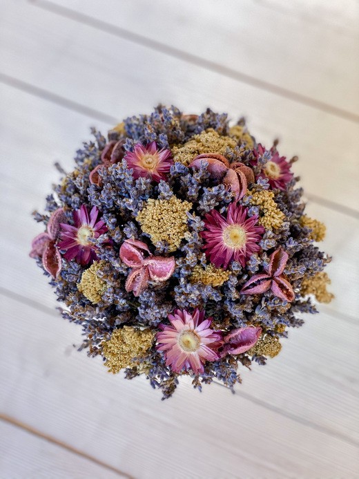 Фото яркой композиции из лаванды в бетонном кашпо в интерьер. 