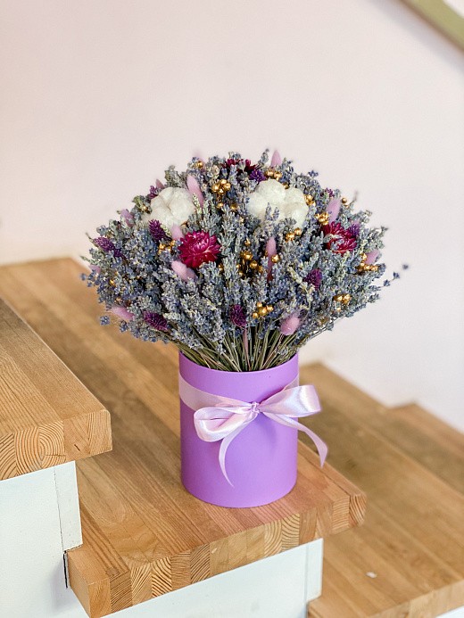 Фото композиции из сухоцветов с хлопком и лагурусом в интерьер. 