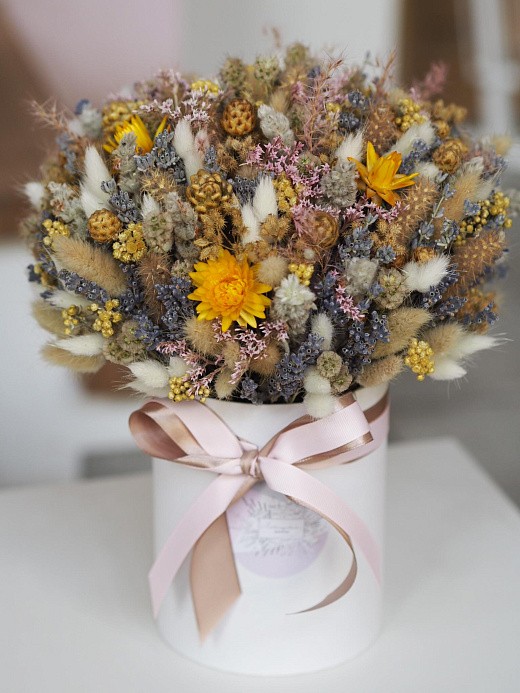 Фото яркой композиции из сухоцветов с лавандой в интерьер. 
