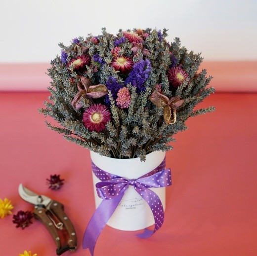 Фото яркой композиции из сухоцветов в интерьер. 