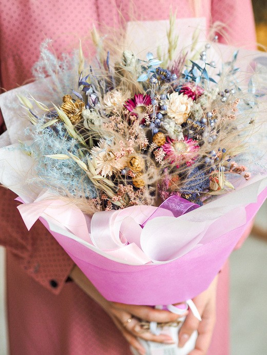 Фото яркого букета из сухоцветов в интерьер. 
