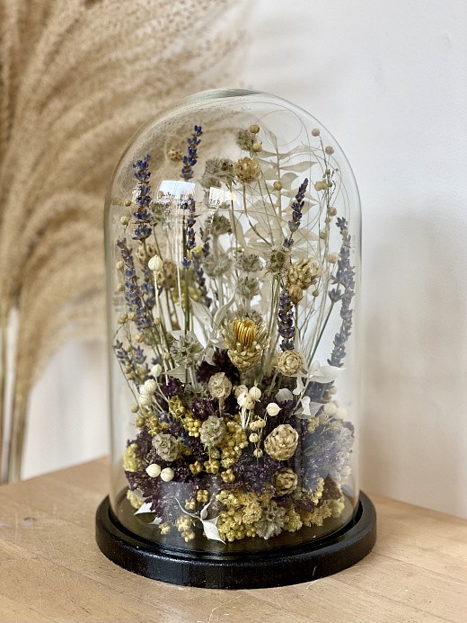 Фото клоша с сухоцветами в интерьер. 