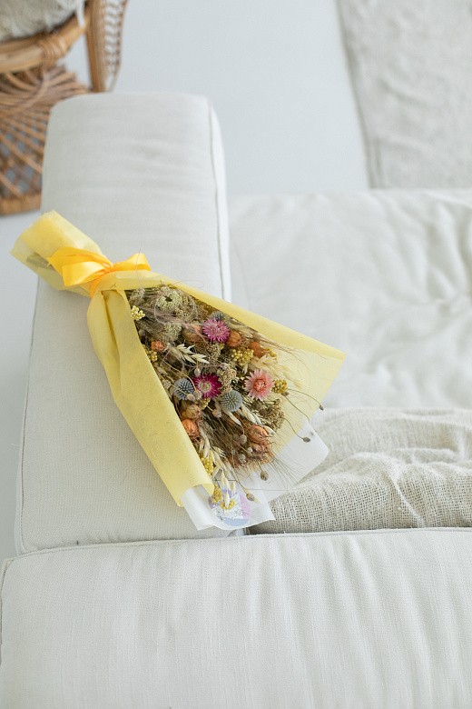 Фото яркого букета из сухоцветов в подарок. 